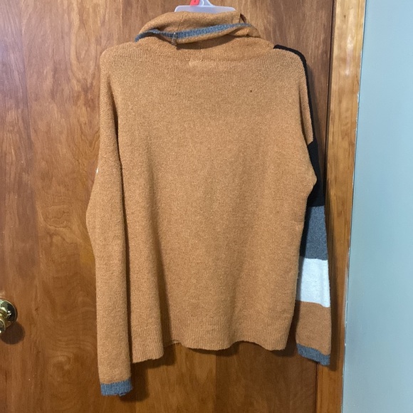 Nice woolen high neck with a pattern on small size this is new - Picture 3 of 4